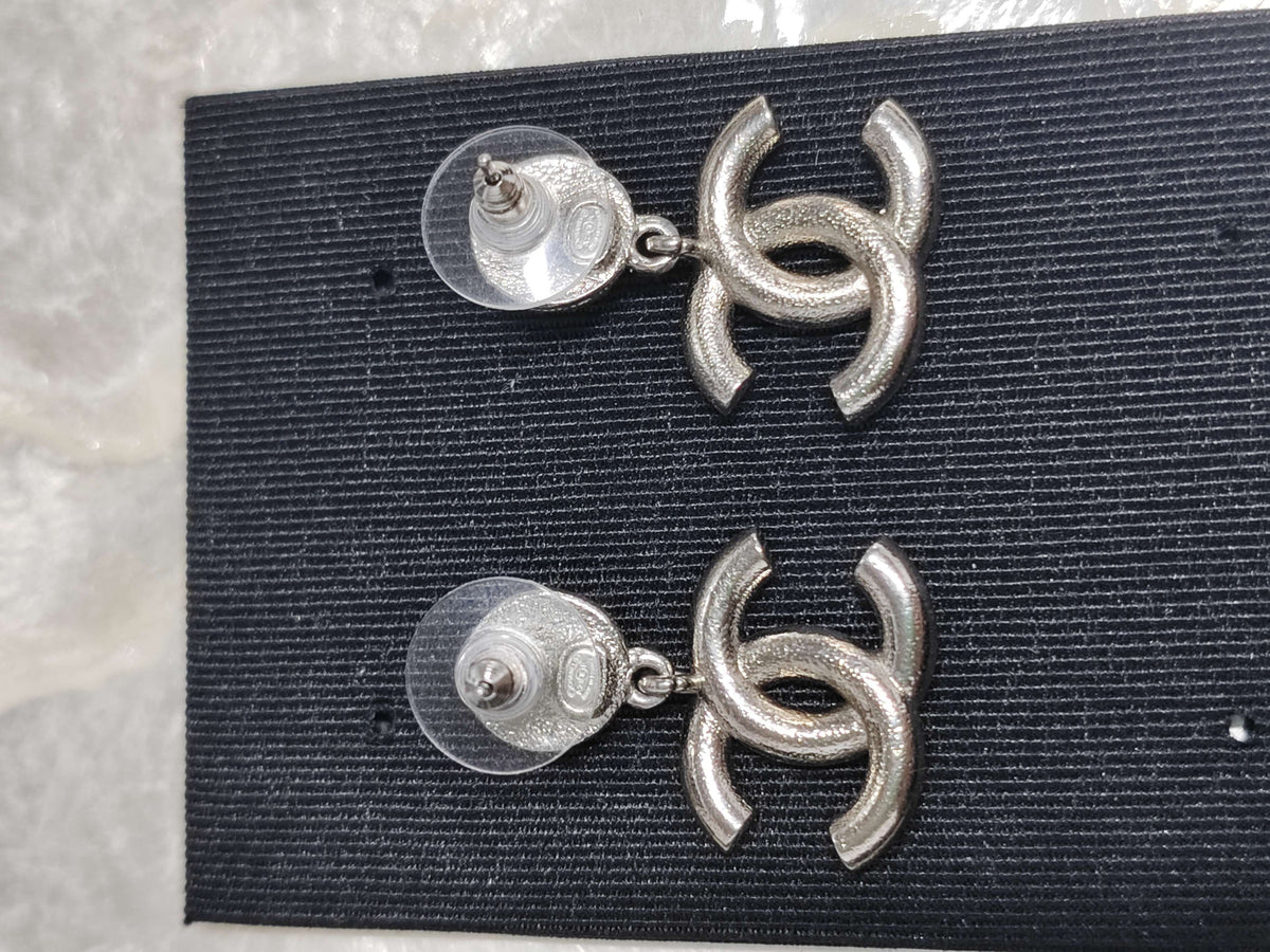Chanel - Other - Metal with glass rhinestones and black enamel. - Multicolour