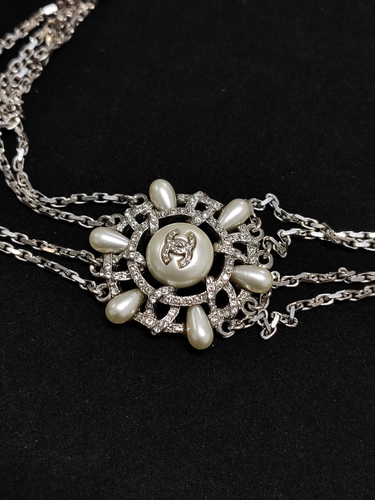Chanel - Other - Metal with glass rhinestones and imitation pearls - Silver