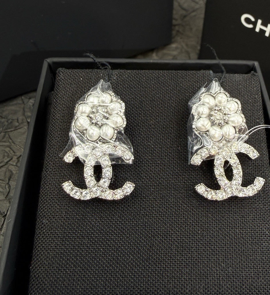 Chanel - Other - Metal with imitation pearls and crystal embellishments - Silver