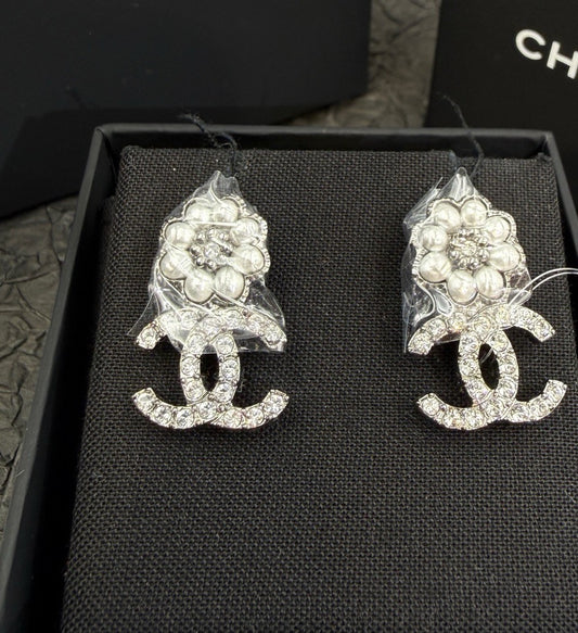 Chanel - Other - Metal with imitation pearls and crystal embellishments - Silver