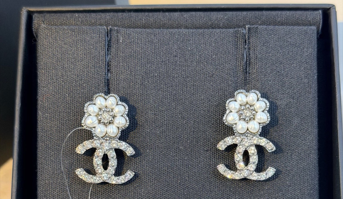 Chanel - Other - Metal with imitation pearls and crystal embellishments - Silver