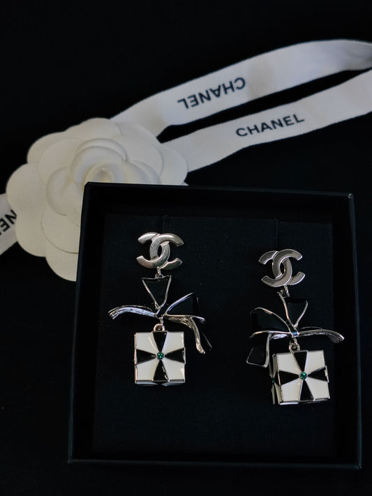 Chanel - Other - Silver-tone metal with black and white decorative panels and green accents - Multicolour