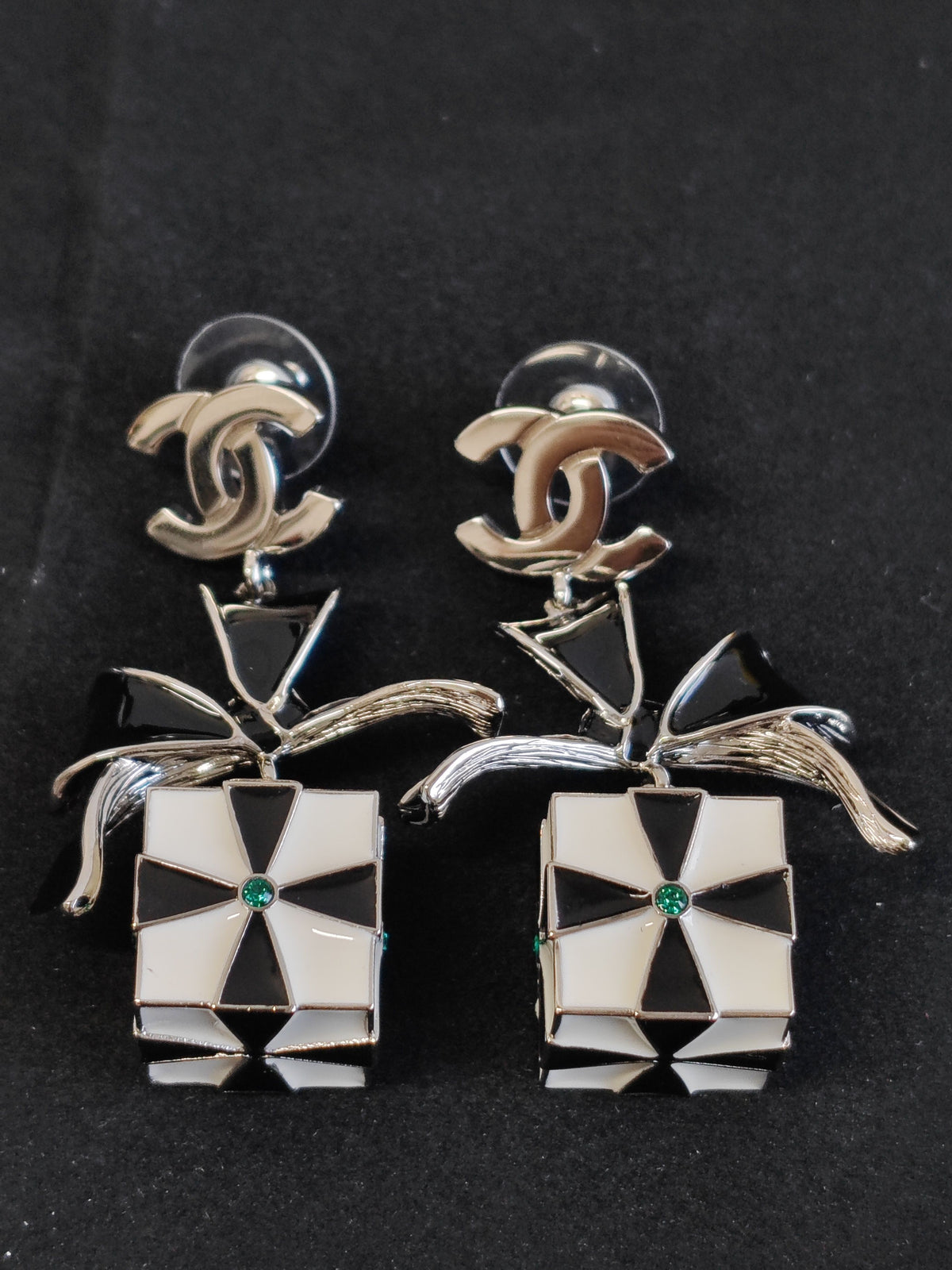 Chanel - Other - Silver-tone metal with black and white decorative panels and green accents - Multicolour