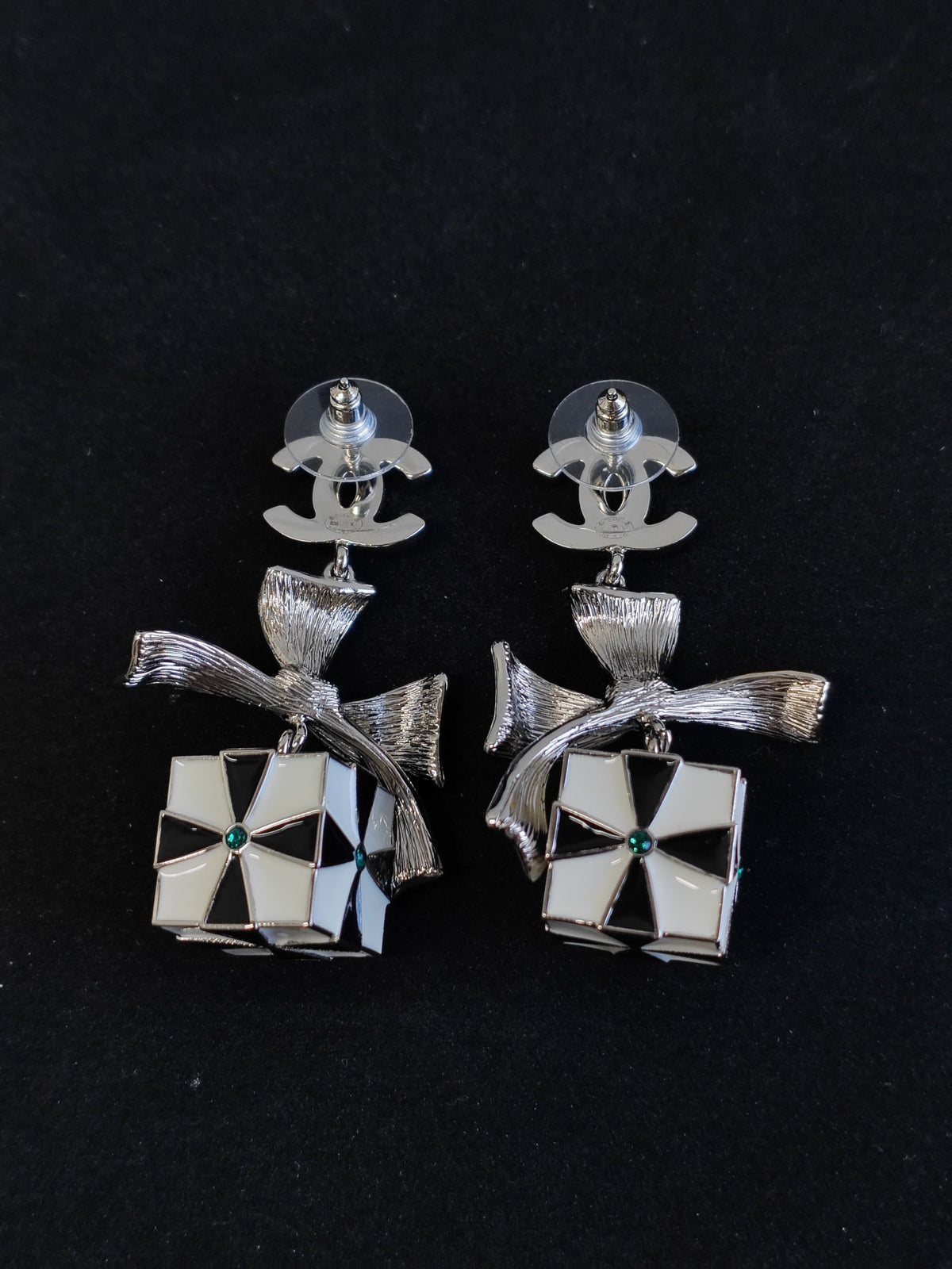 Chanel - Other - Silver-tone metal with black and white decorative panels and green accents - Multicolour