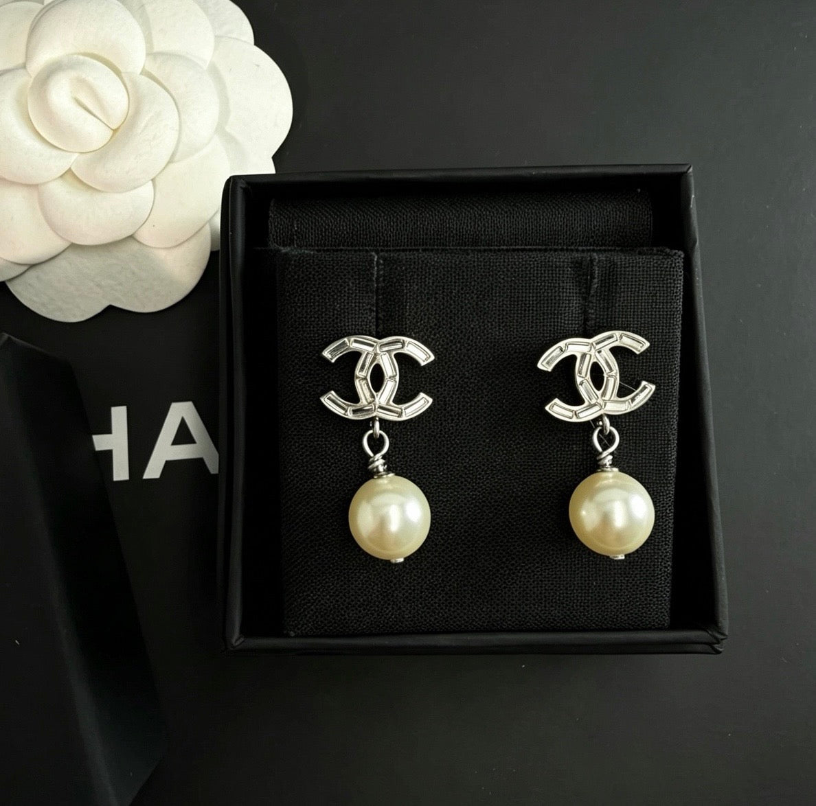 Chanel - Other - Silver-tone metal with imitation pearl drops - Multicolour