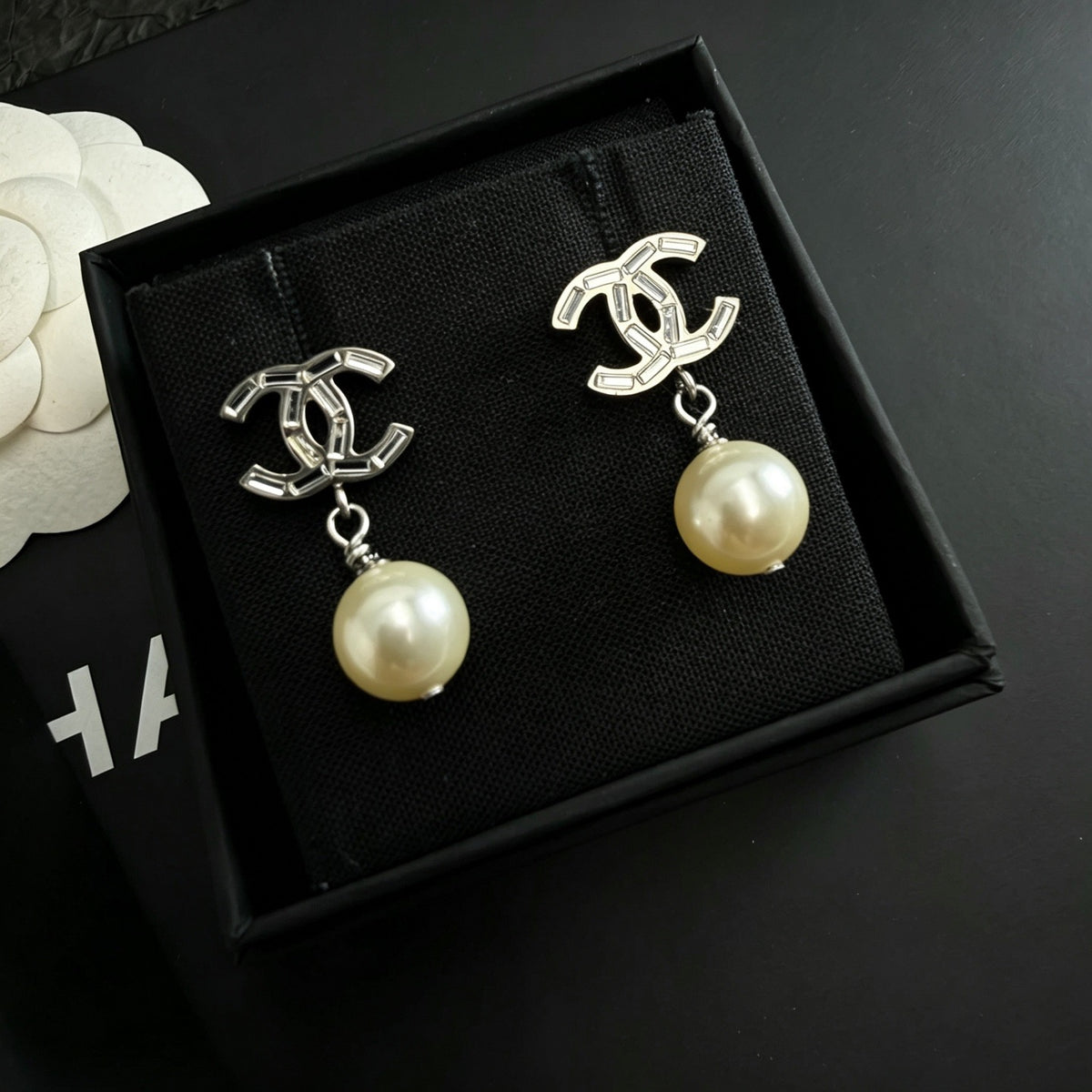 Chanel - Other - Silver-tone metal with imitation pearl drops - Multicolour