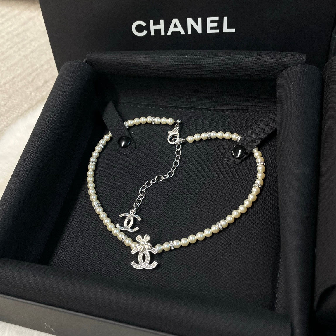 Chanel - Other - Silver-tone metal with imitation pearls and crystal embellishments - White - (15 + 10)