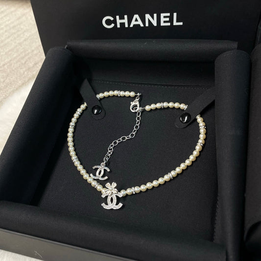 Chanel - Other - Silver-tone metal with imitation pearls and crystal embellishments - White - (15 + 10)