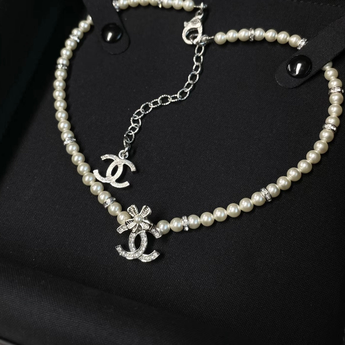 Chanel - Other - Silver-tone metal with imitation pearls and crystal embellishments - White - (15 + 10)