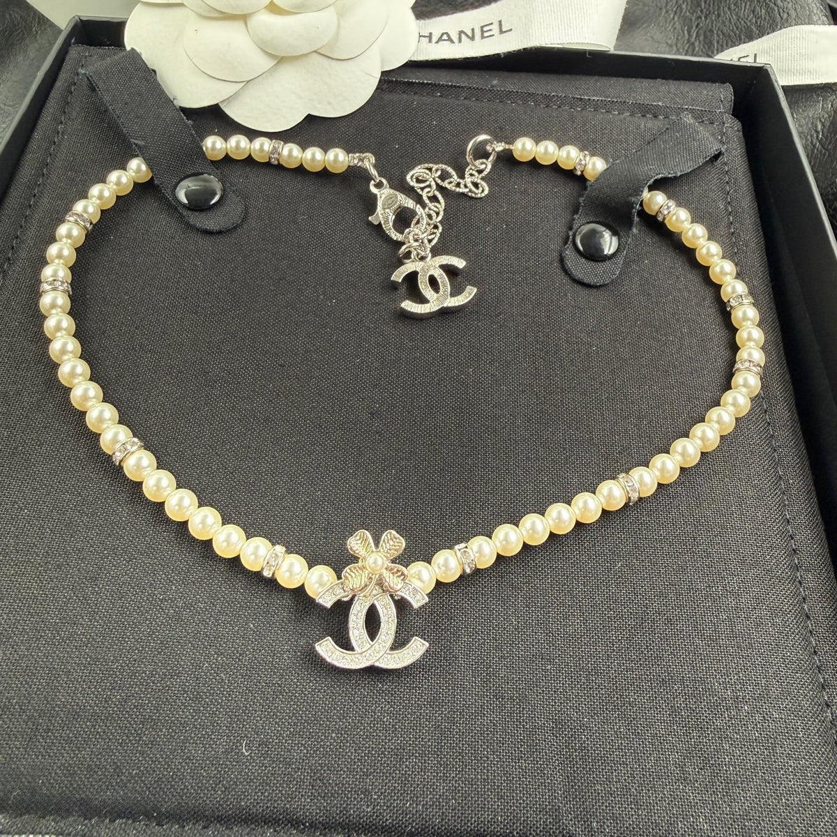 Chanel - Other - Silver-tone metal with imitation pearls and crystal embellishments - White - (15 + 10)