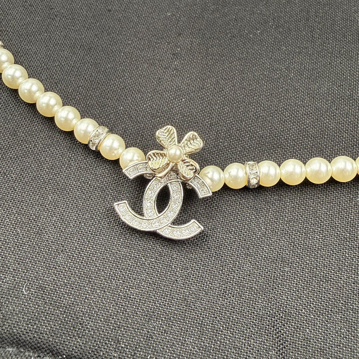 Chanel - Other - Silver-tone metal with imitation pearls and crystal embellishments - White - (15 + 10)
