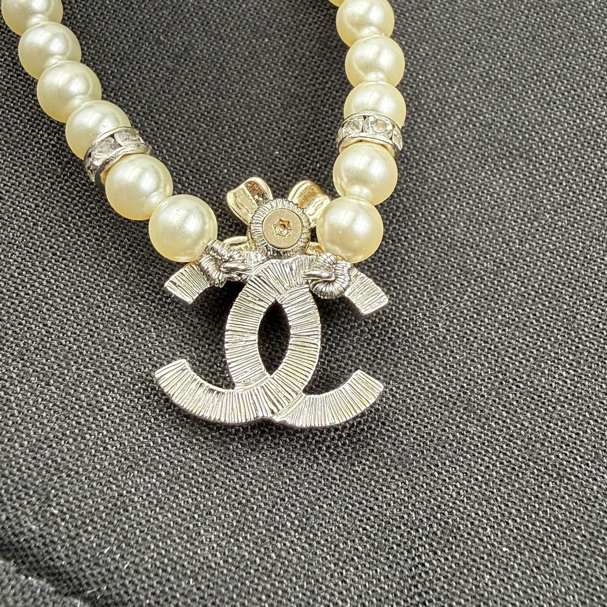 Chanel - Other - Silver-tone metal with imitation pearls and crystal embellishments - White - (15 + 10)