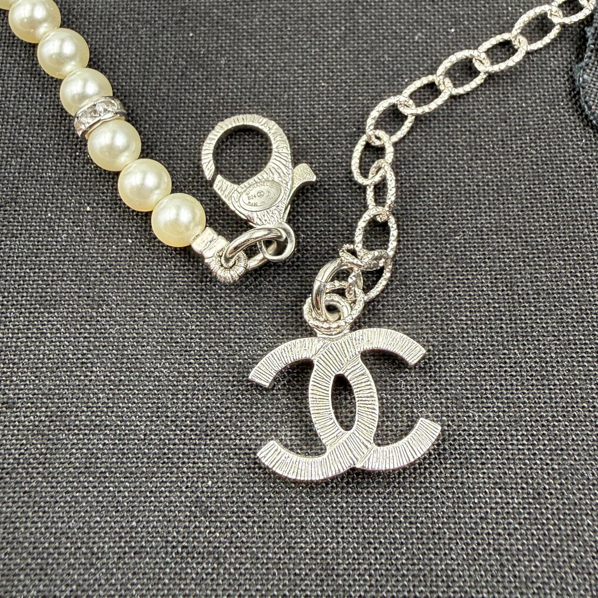 Chanel - Other - Silver-tone metal with imitation pearls and crystal embellishments - White - (15 + 10)