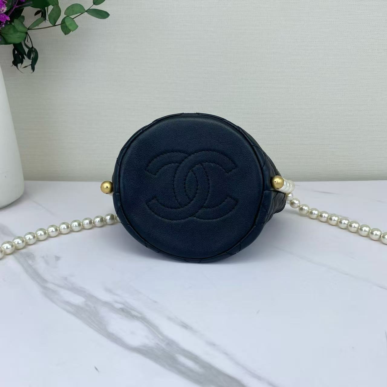 Chanel - Pearl Chain Bucket Bag - Calfskin leather - Black with Gold-Tone Hardware - (mini)