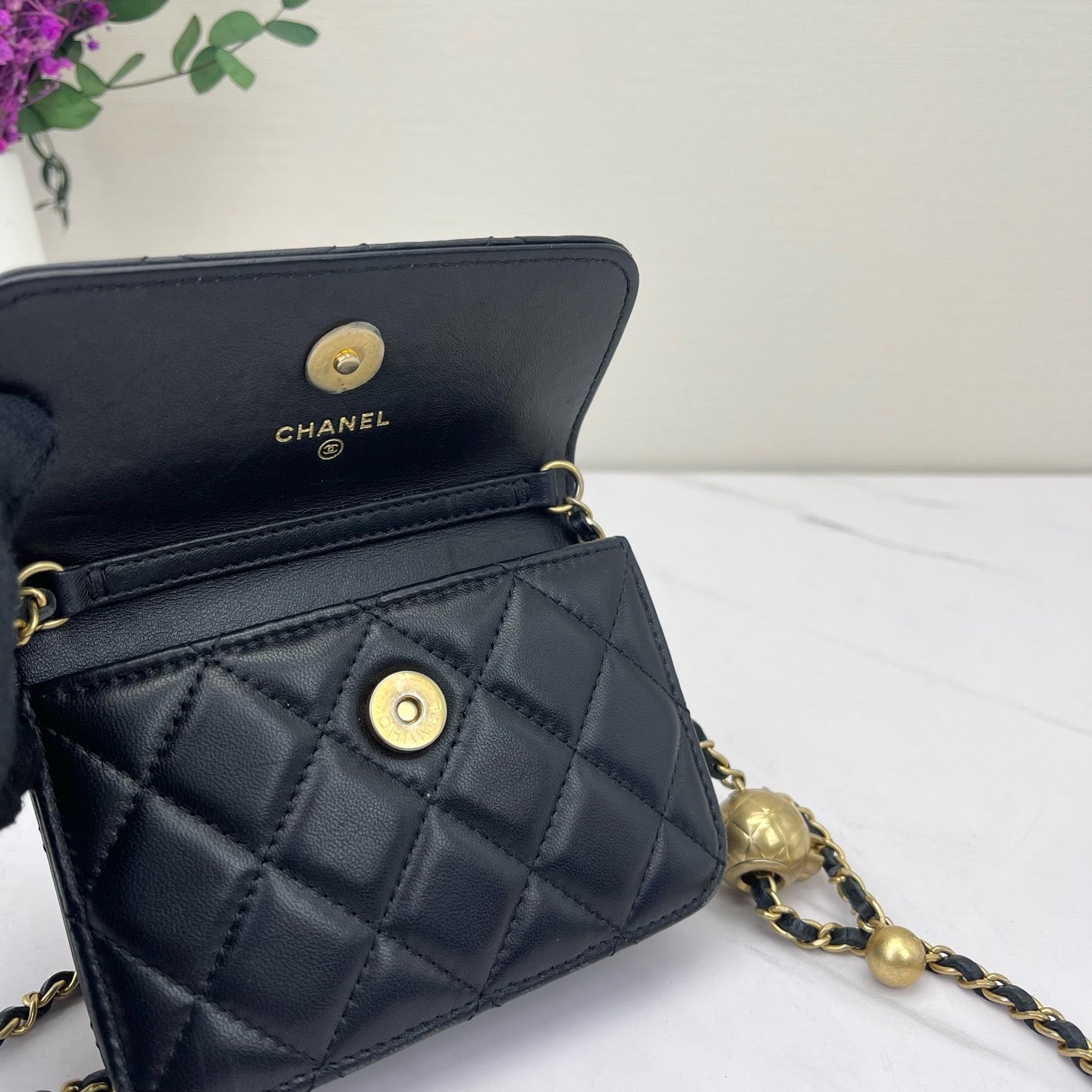 Chanel - Pearl Crush WOC - Lambskin leather - Black with Gold-Tone Hardware - (mini)