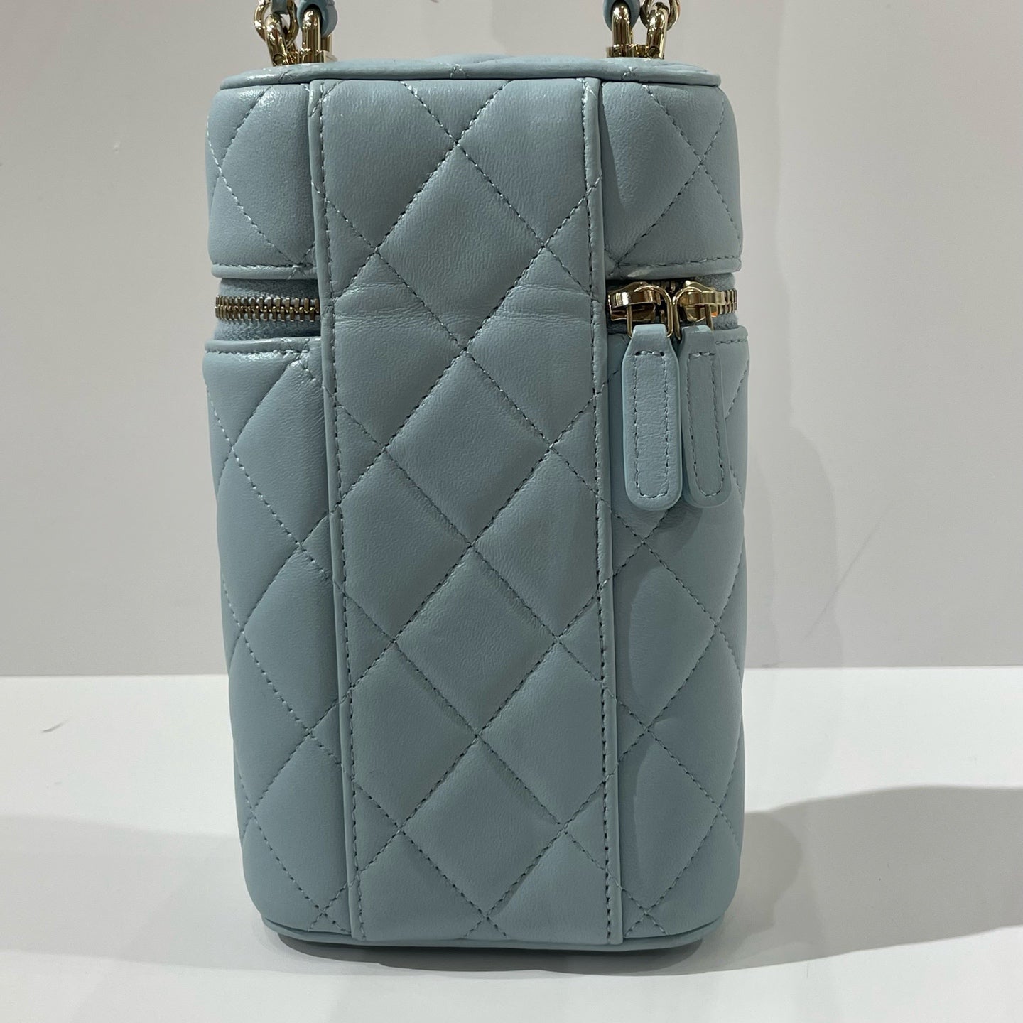 Chanel - Phone Holder with Top Handle - Lambskin leather - Mist Blue with Gold-Tone Hardware - (mini)