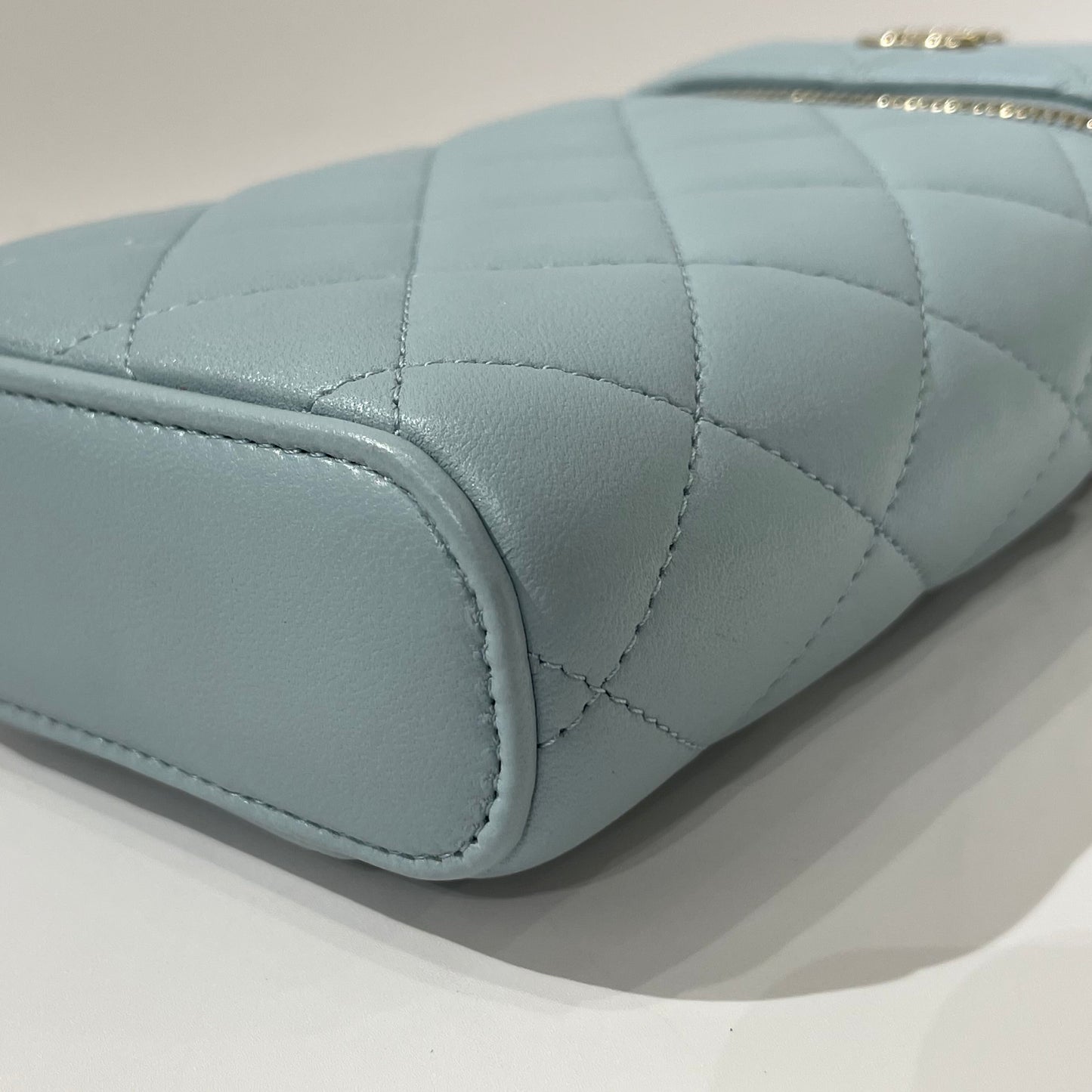 Chanel - Phone Holder with Top Handle - Lambskin leather - Mist Blue with Gold-Tone Hardware - (mini)