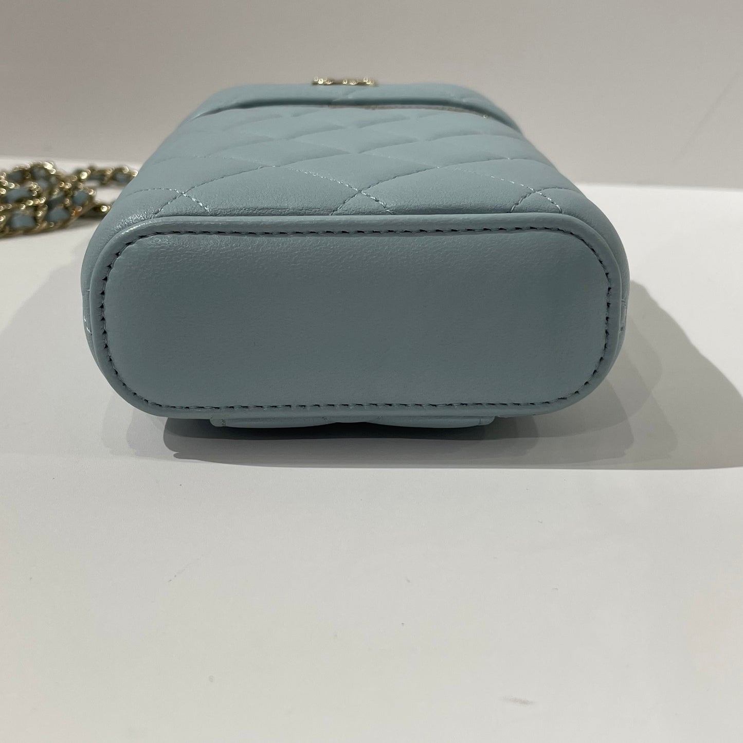 Chanel - Phone Holder with Top Handle - Lambskin leather - Mist Blue with Gold-Tone Hardware - (mini)