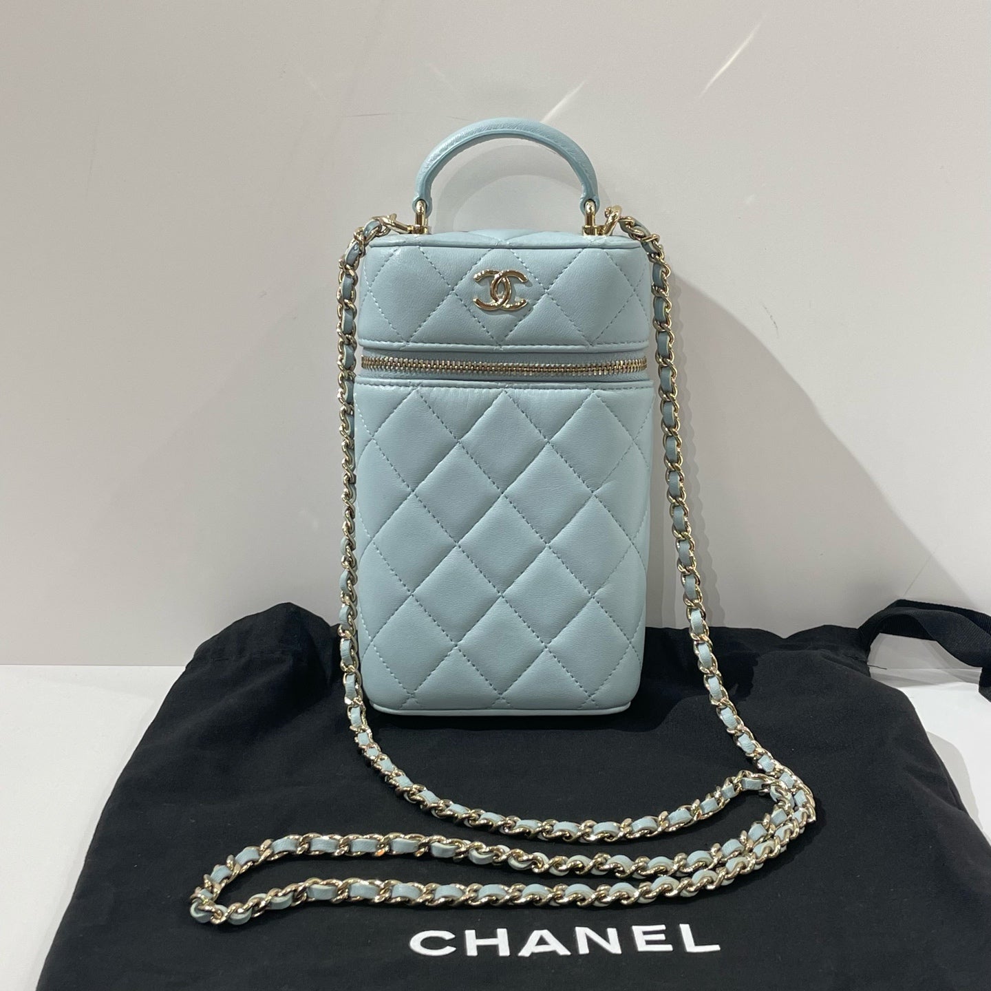 Chanel - Phone Holder with Top Handle - Lambskin leather - Mist Blue with Gold-Tone Hardware - (mini)