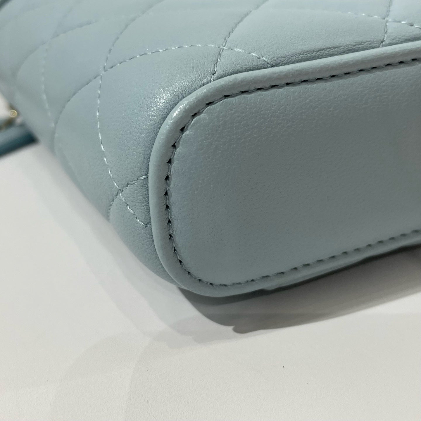 Chanel - Phone Holder with Top Handle - Lambskin leather - Mist Blue with Gold-Tone Hardware - (mini)