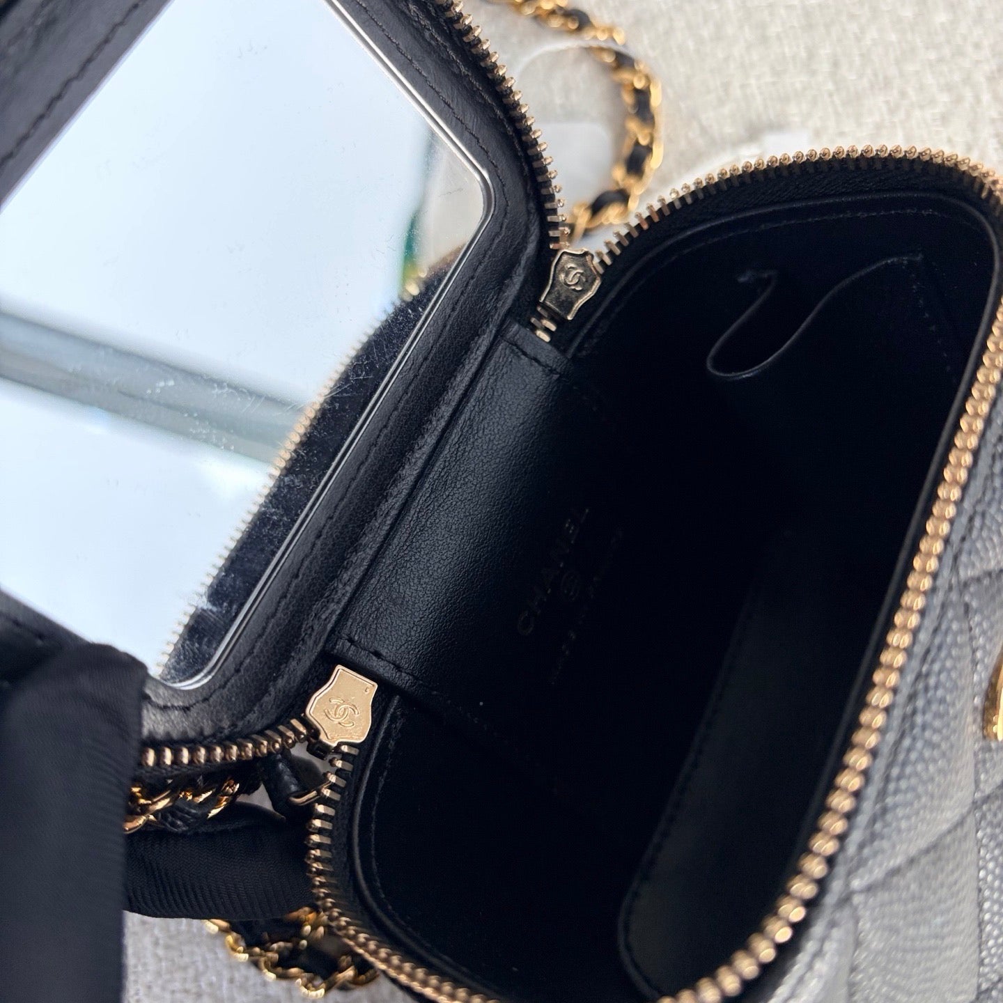 Chanel - Poker Card Series Mini Vanity Case - Caviar leather - Black with Gold-Tone Hardware - (mini)