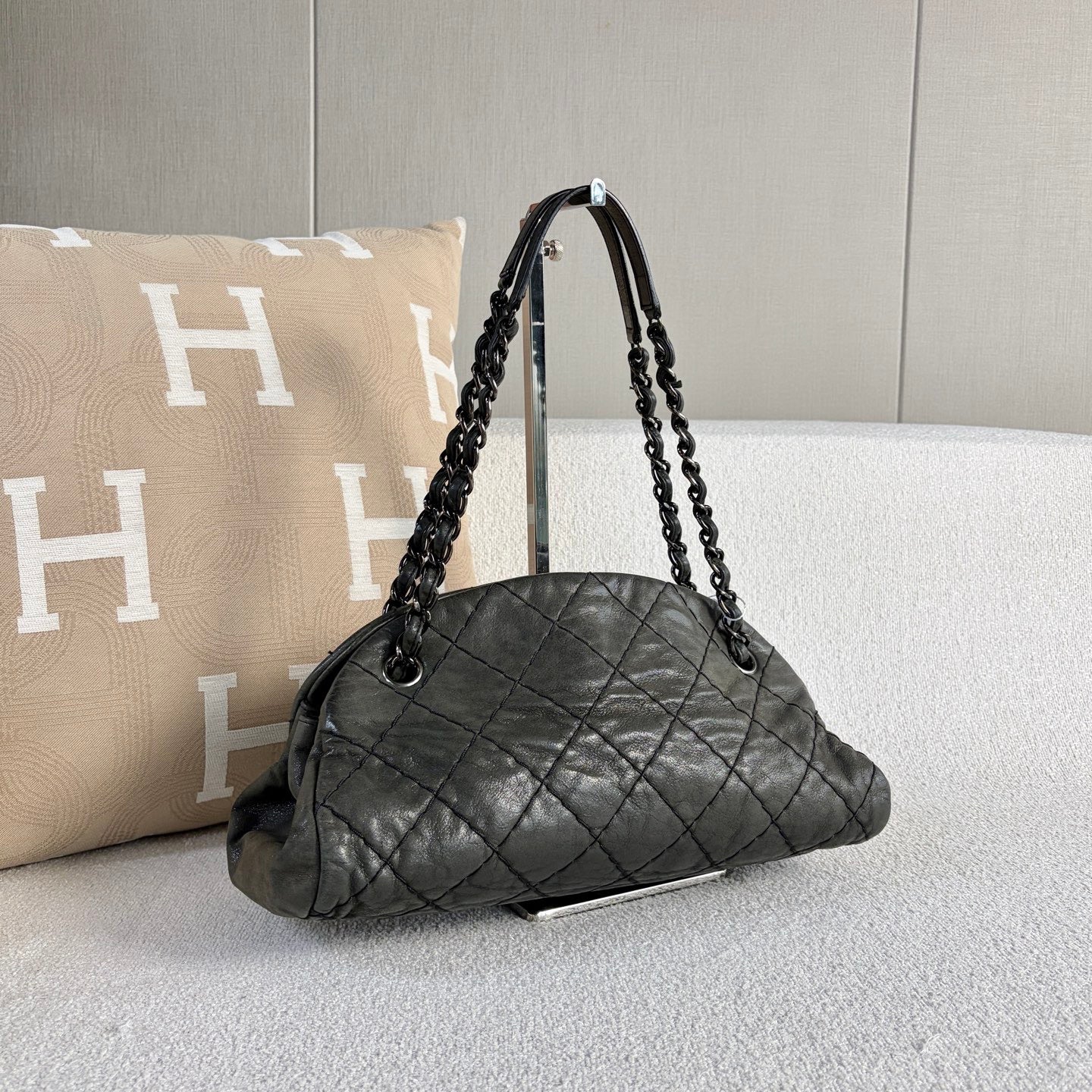 Chanel - Quilted Bowling Bag - Cowhide leather - Grey - (medium)