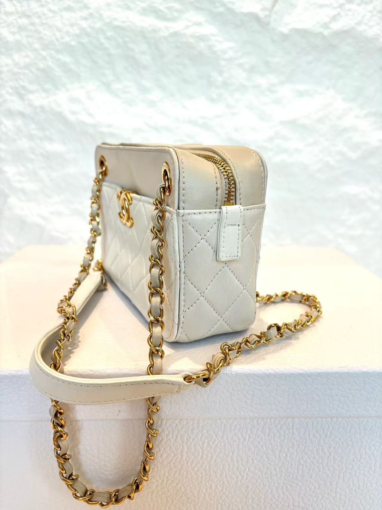 Chanel - Quilted Camera Flap Bag - Lambskin leather - White - (small)