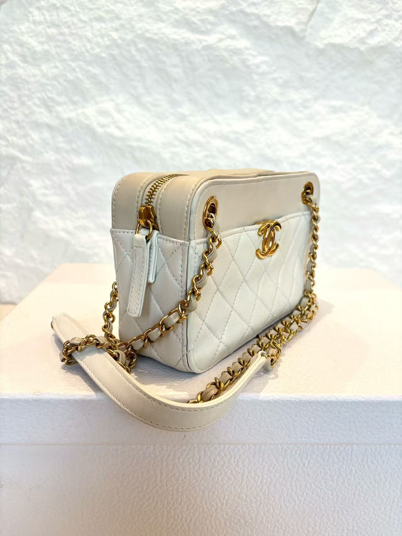 Chanel - Quilted Camera Flap Bag - Lambskin leather - White - (small)