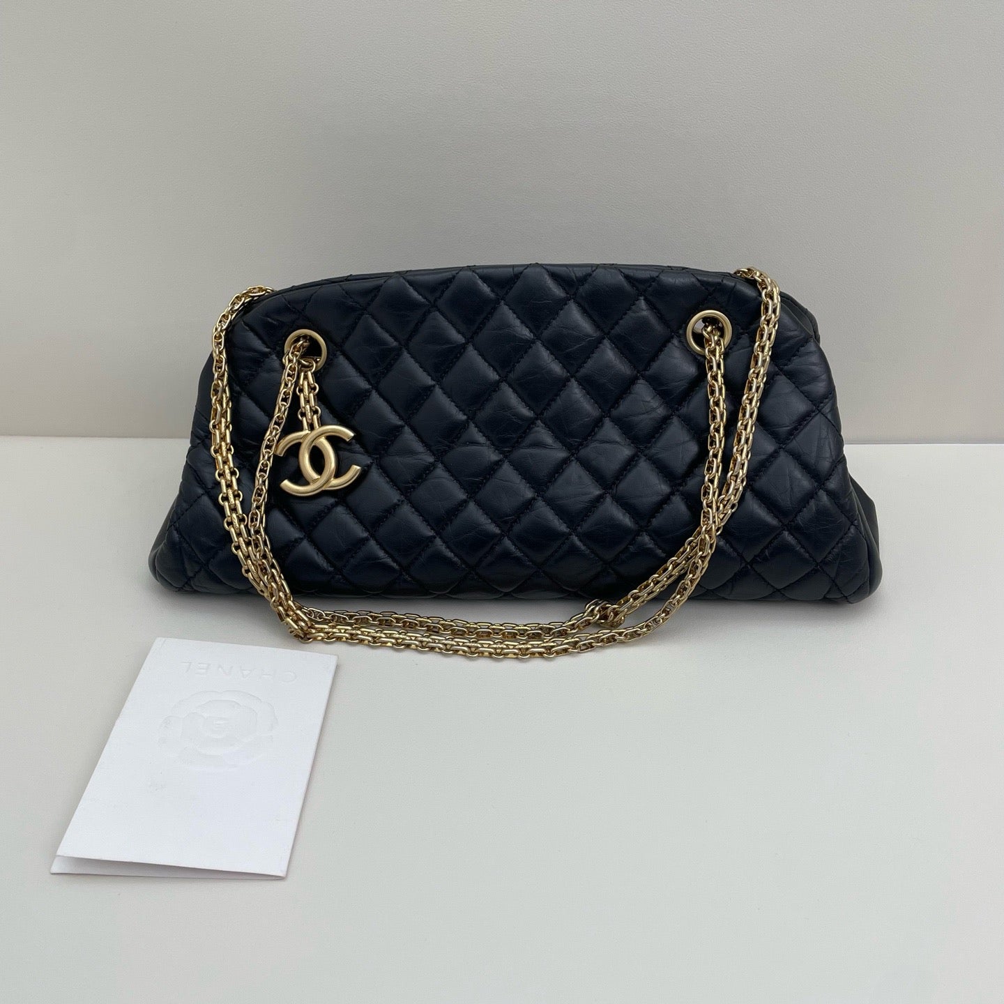 Chanel - Quilted Chain Shoulder Bag - Lambskin leather - Black - (Medium)