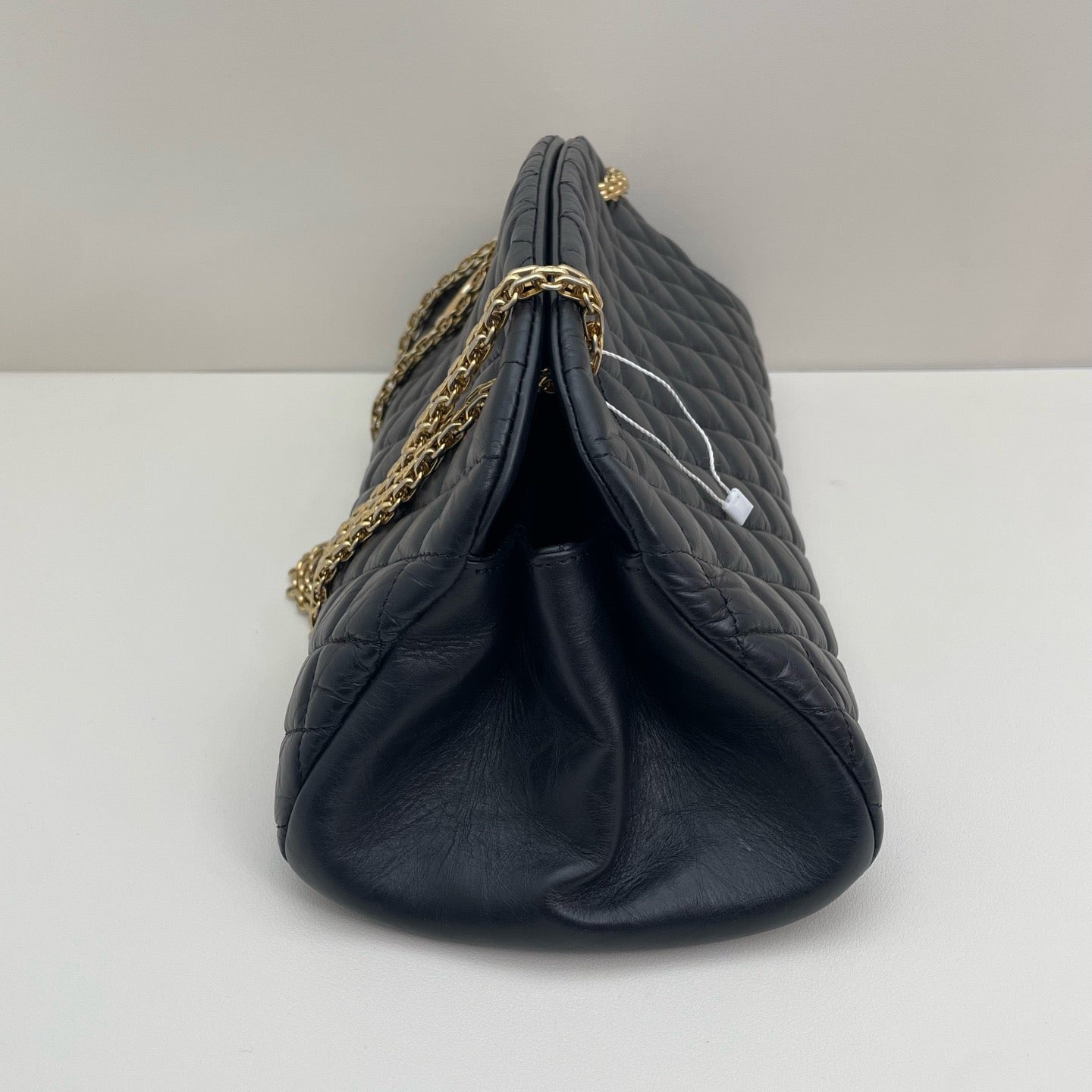 Chanel - Quilted Chain Shoulder Bag - Lambskin leather - Black - (Medium)