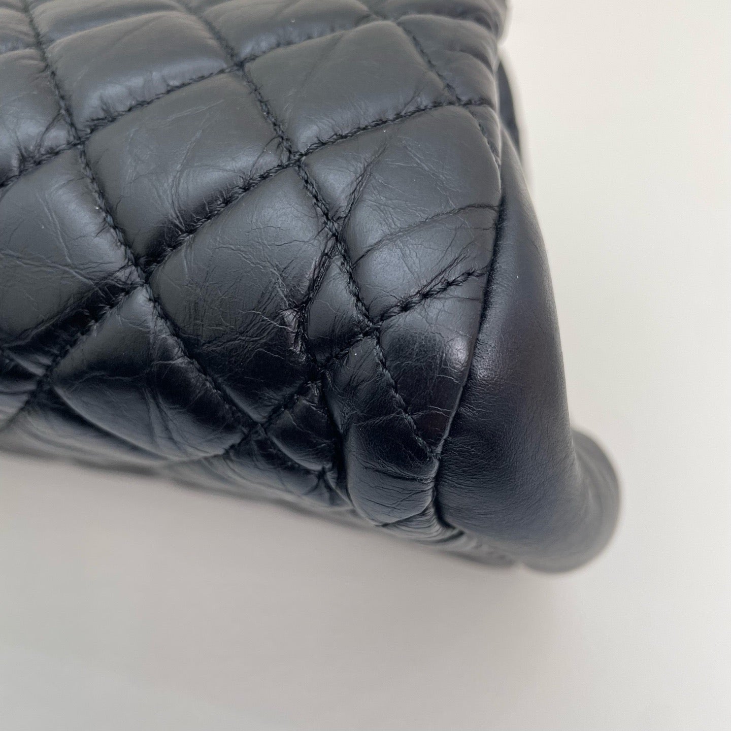 Chanel - Quilted Chain Shoulder Bag - Lambskin leather - Black - (Medium)