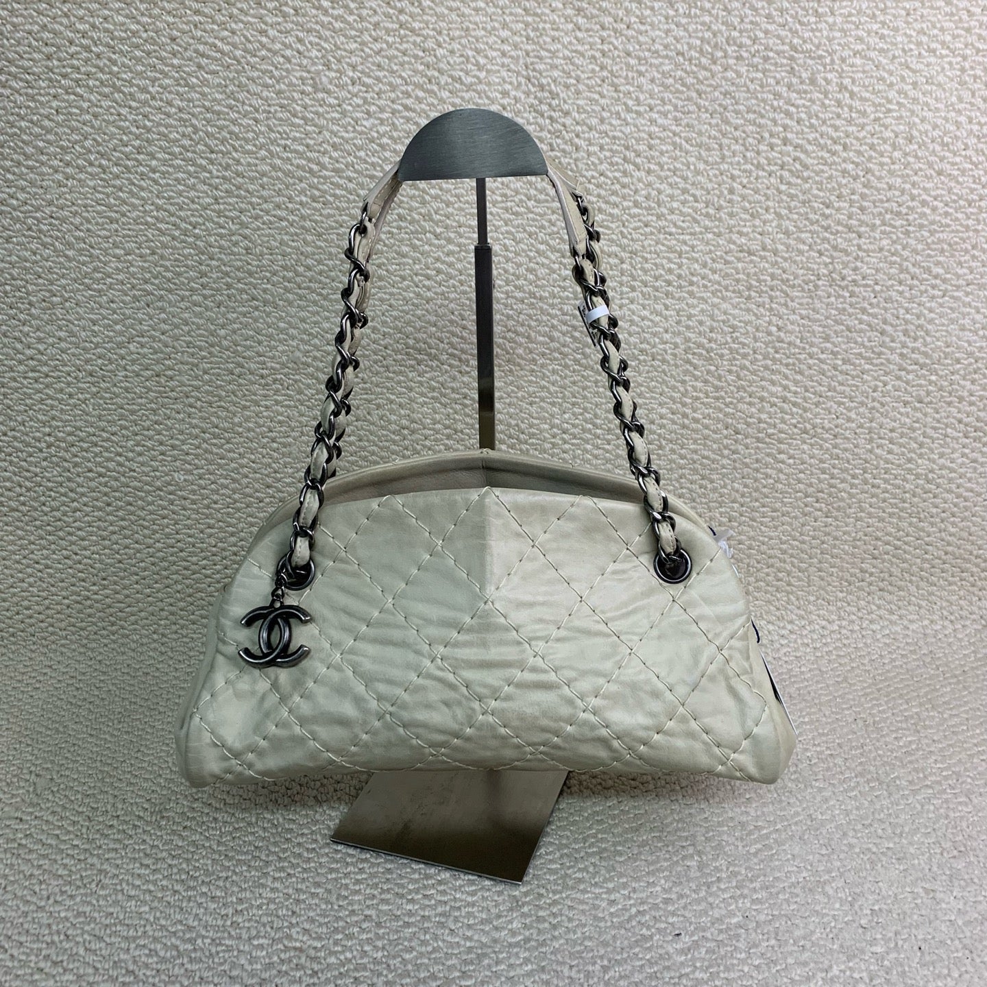 Chanel - Quilted Chain Shoulder Bag - Leather - Grey - (medium)