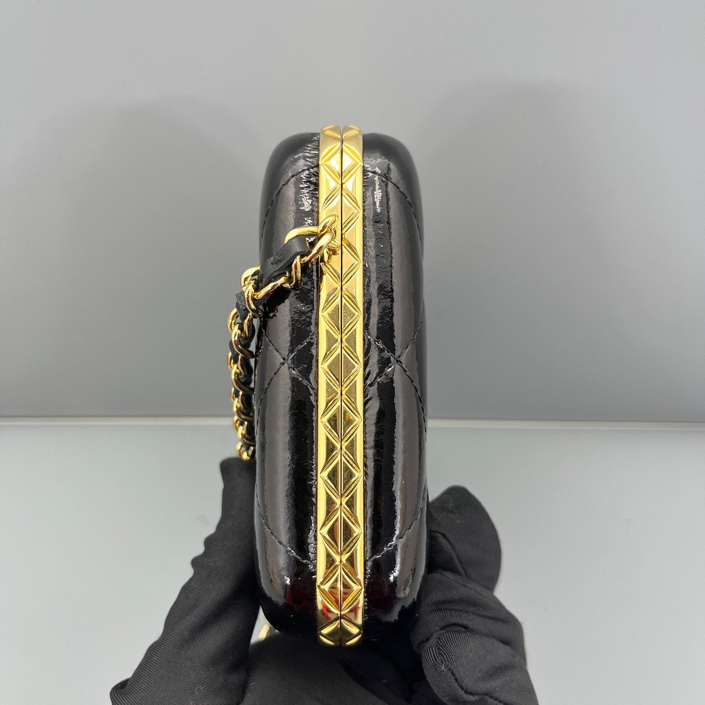 Chanel - Quilted Frame Clutch - Patent leather - Black with Gold-Tone Hardware - (mini)