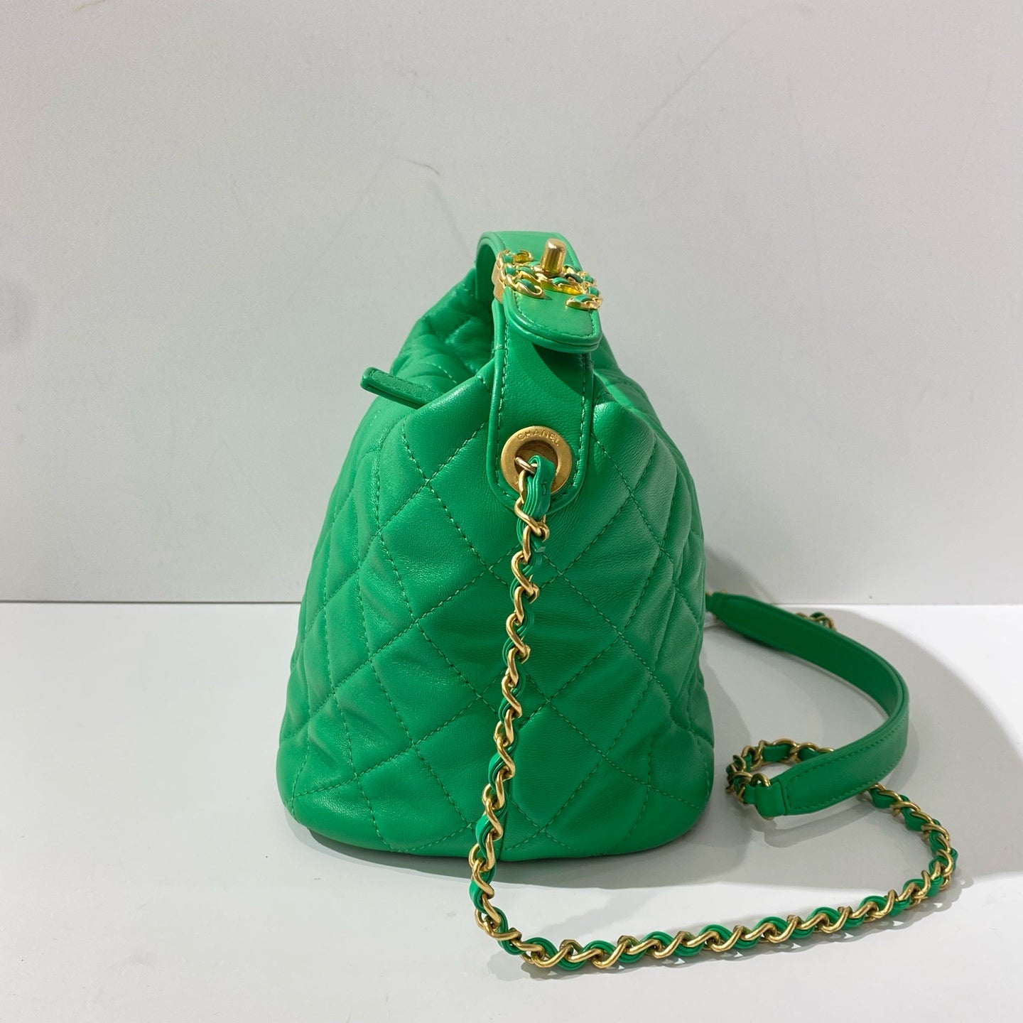 Chanel - Quilted Hobo Bucket Bag - Lambskin leather - Green - (Mini)