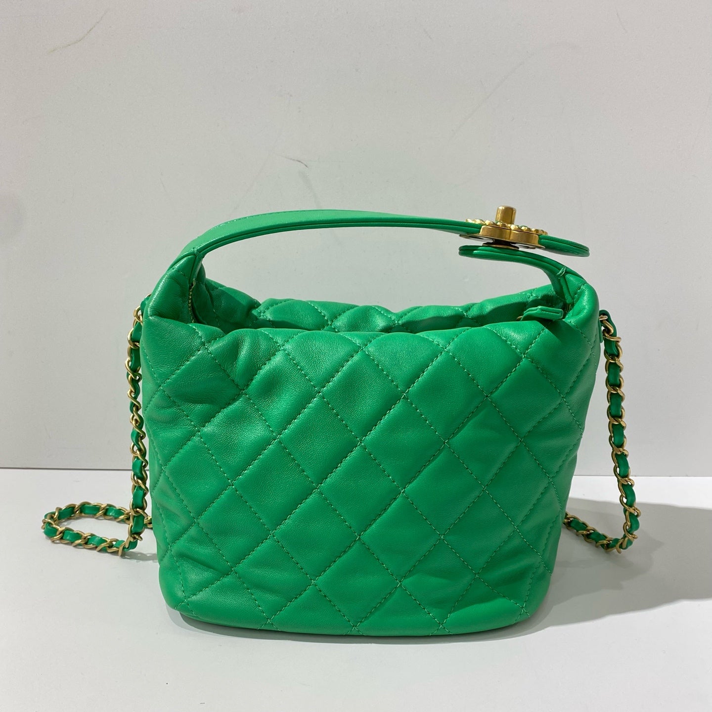 Chanel - Quilted Hobo Bucket Bag - Lambskin leather - Green - (Mini)