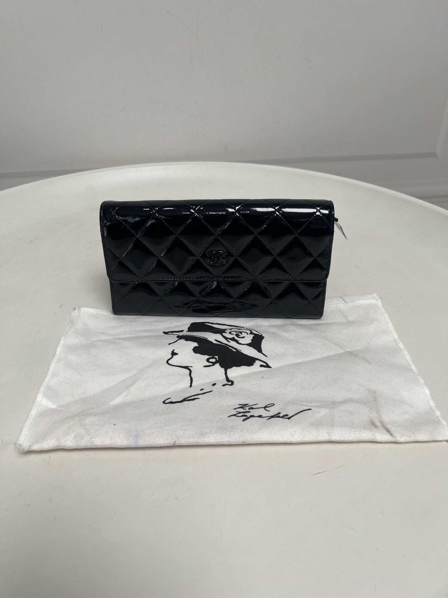 Chanel - Quilted Patent Leather Wallet - Patent leather - Black