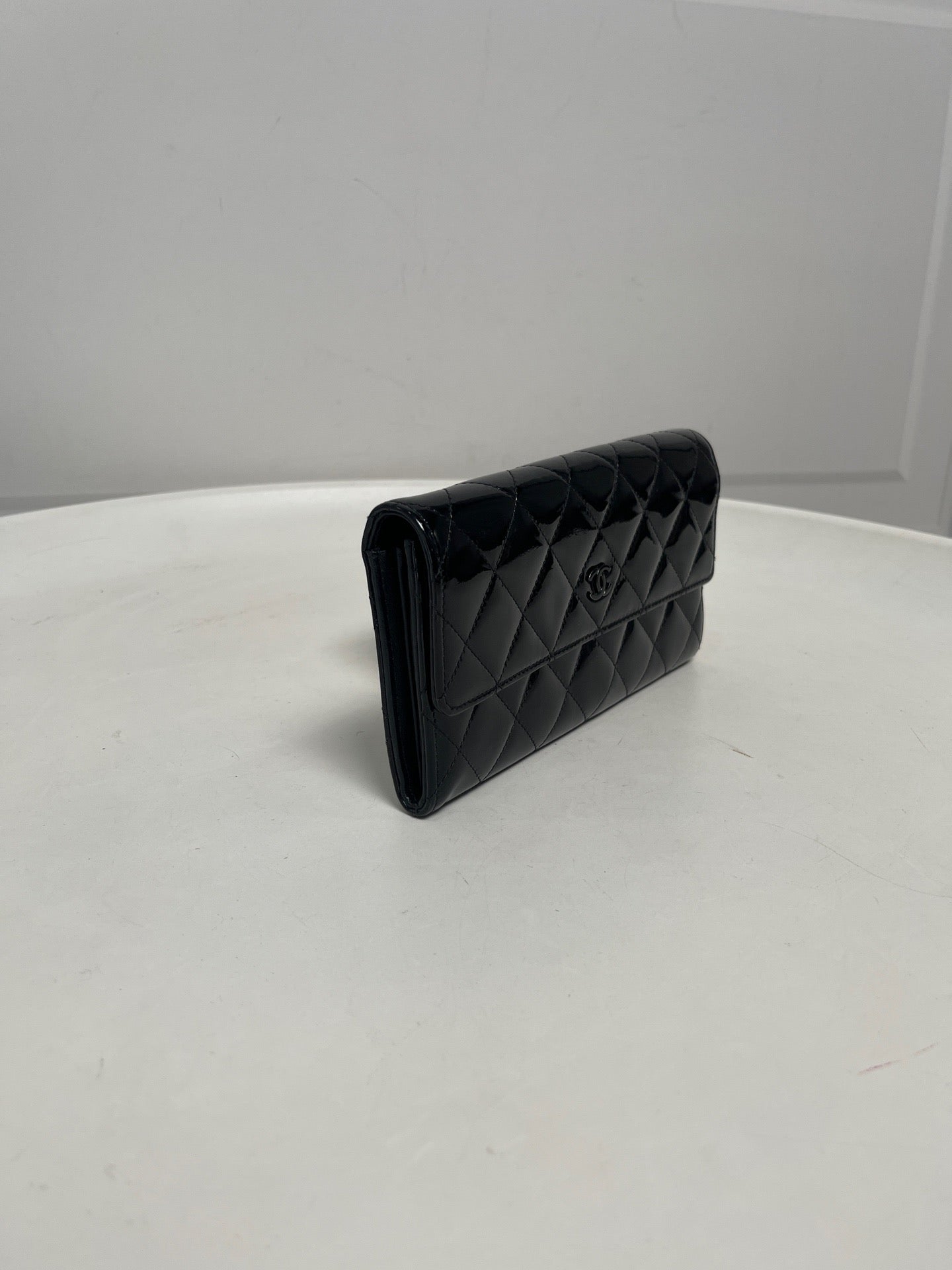 Chanel - Quilted Patent Leather Wallet - Patent leather - Black