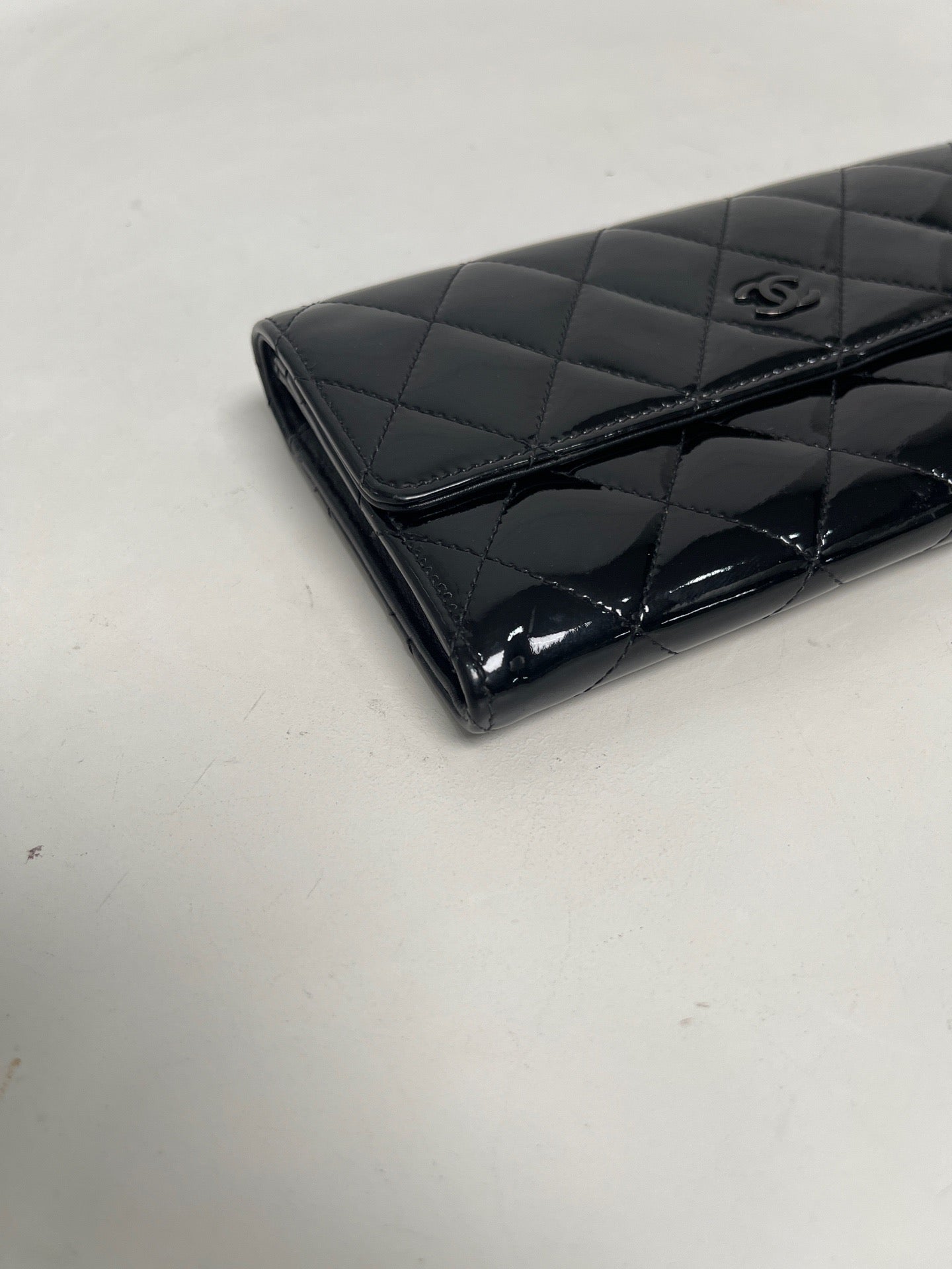 Chanel - Quilted Patent Leather Wallet - Patent leather - Black