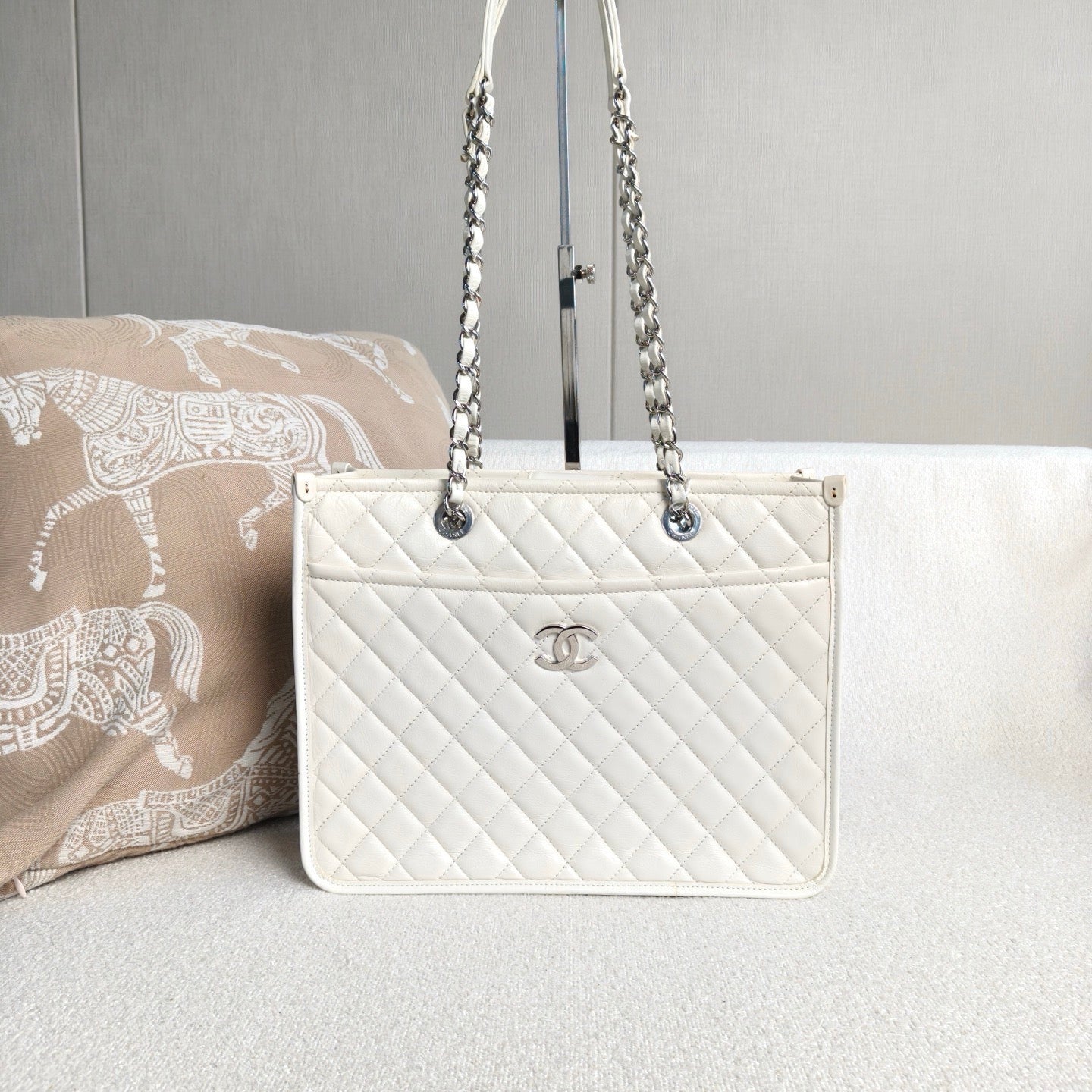 Chanel - Quilted Shopping Tote - Cowhide leather - White with Silver-Tone Hardware - (Medium)