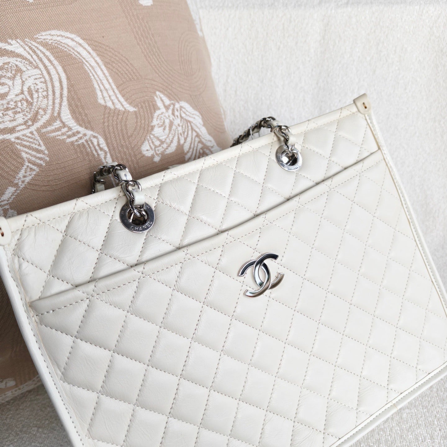 Chanel - Quilted Shopping Tote - Cowhide leather - White with Silver-Tone Hardware - (Medium)