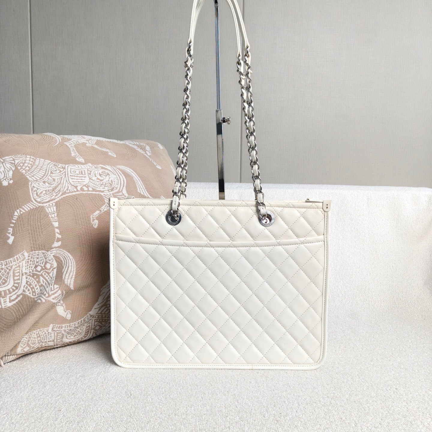Chanel - Quilted Shopping Tote - Cowhide leather - White with Silver-Tone Hardware - (Medium)