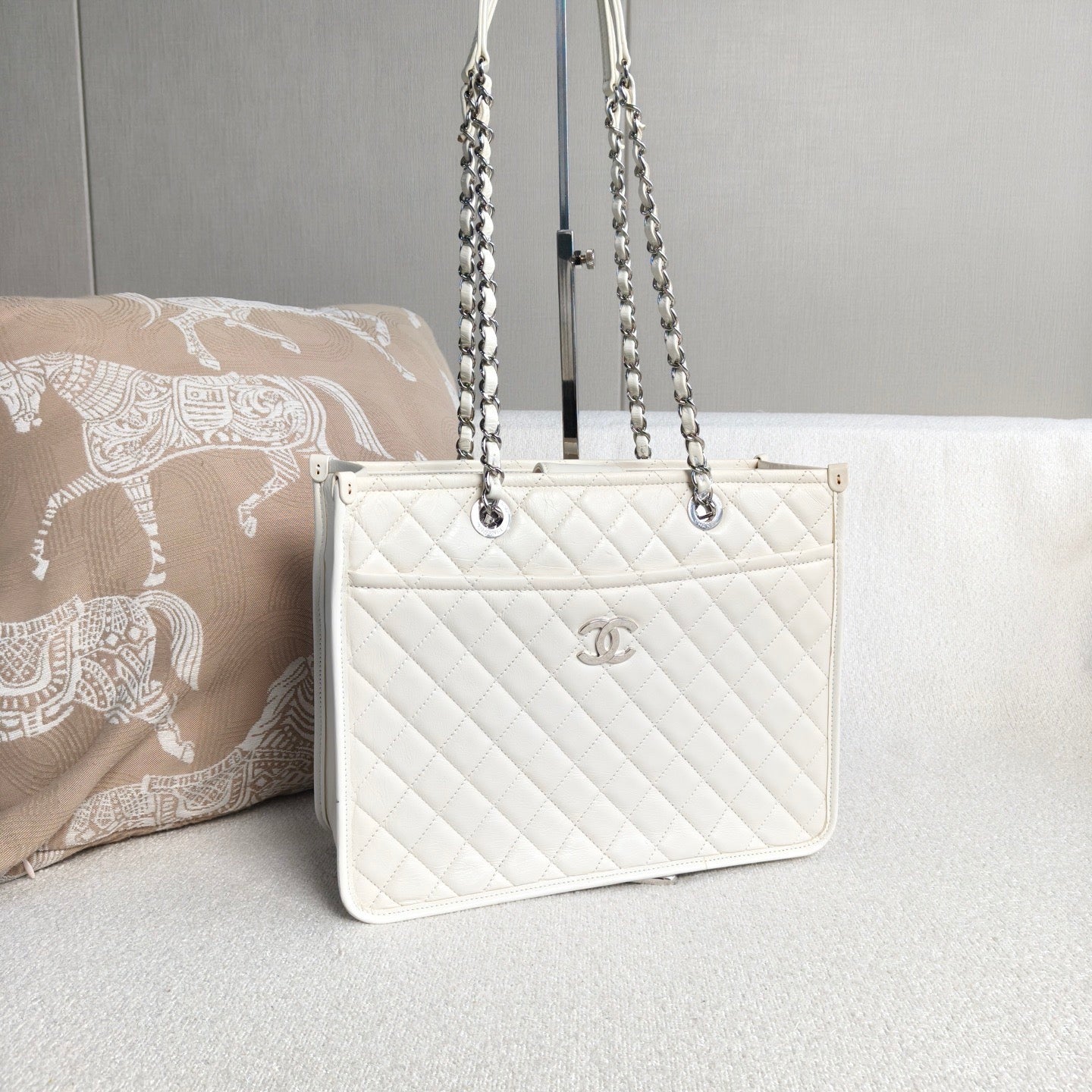 Chanel - Quilted Shopping Tote - Cowhide leather - White with Silver-Tone Hardware - (Medium)
