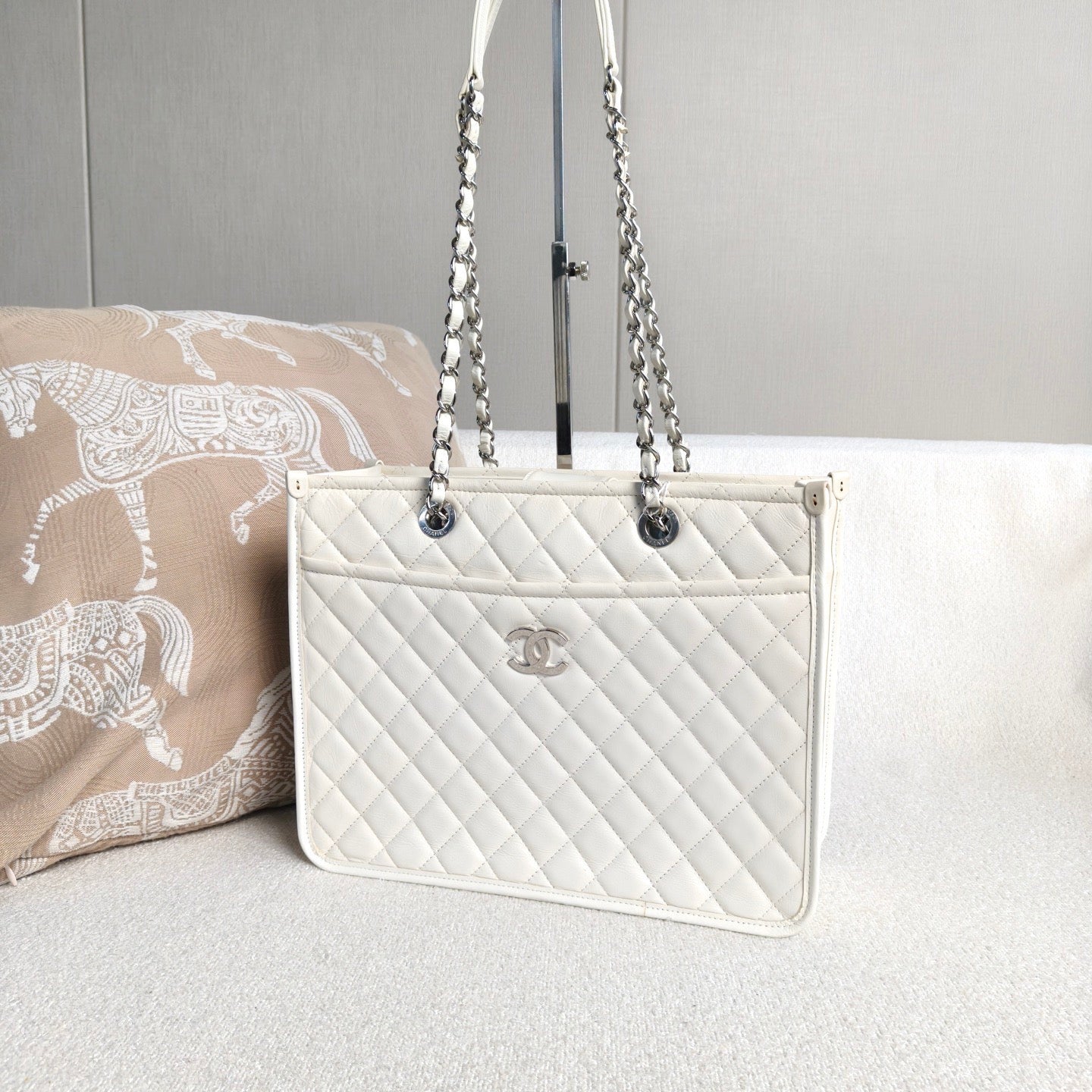 Chanel - Quilted Shopping Tote - Cowhide leather - White with Silver-Tone Hardware - (Medium)