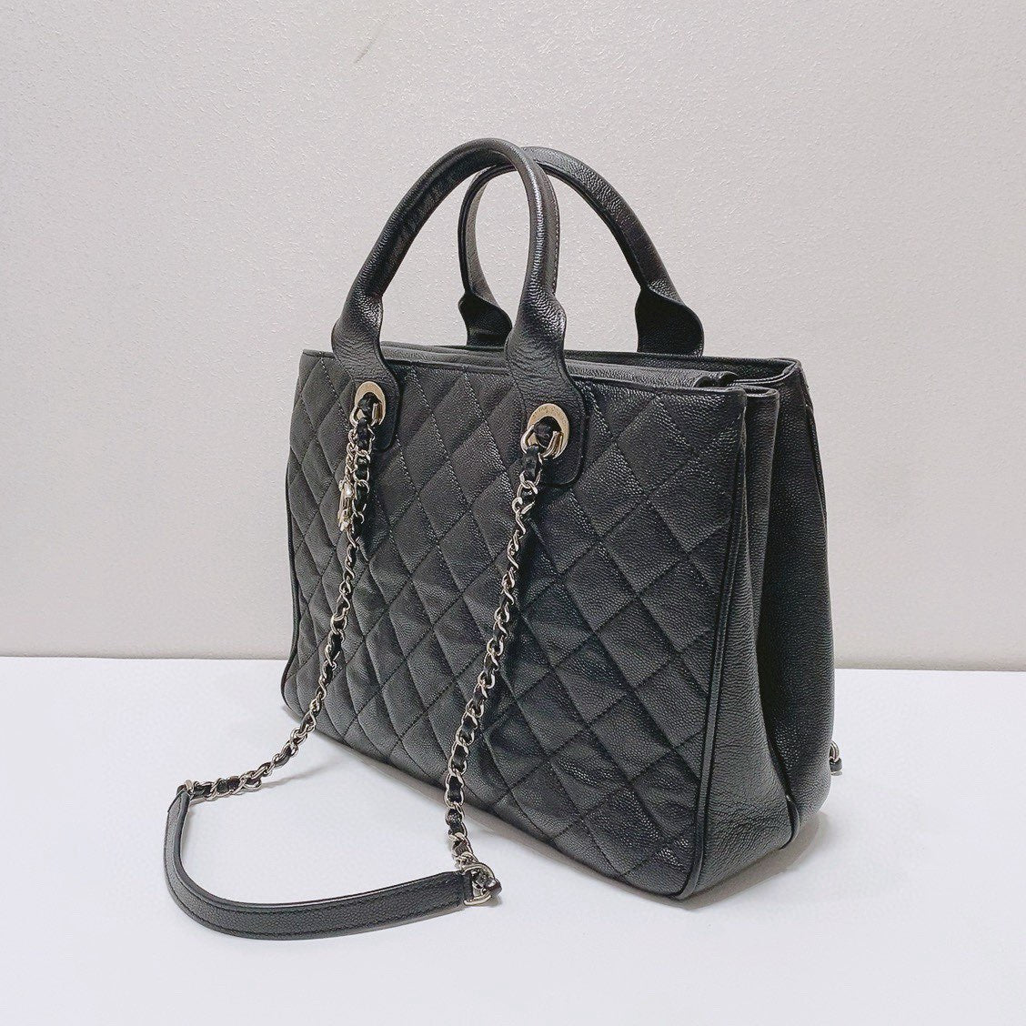 Chanel - Quilted Shopping Tote - Grained calfskin leather - Black with Silver-Tone Hardware - (medium)