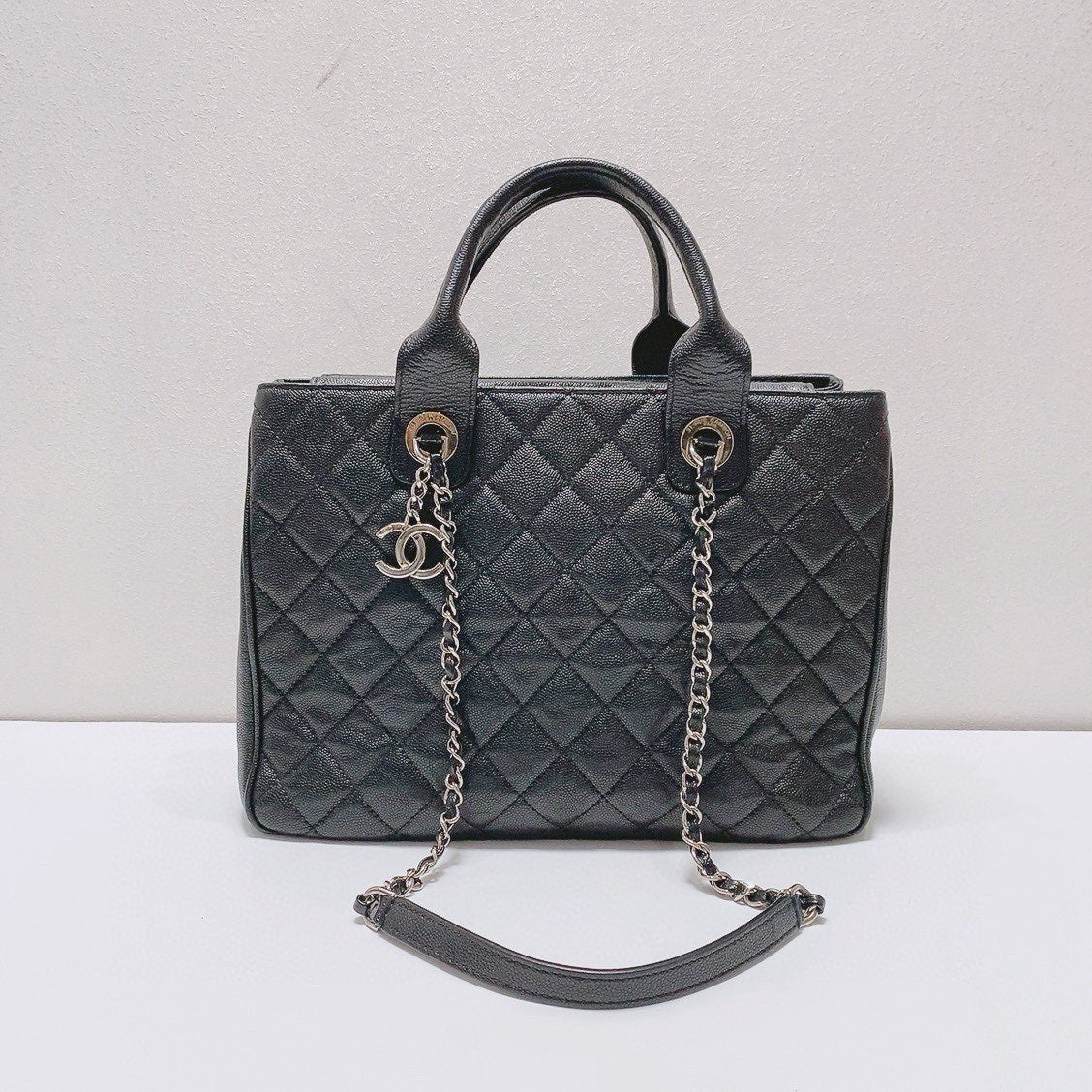 Chanel - Quilted Shopping Tote - Grained calfskin leather - Black with Silver-Tone Hardware - (medium)