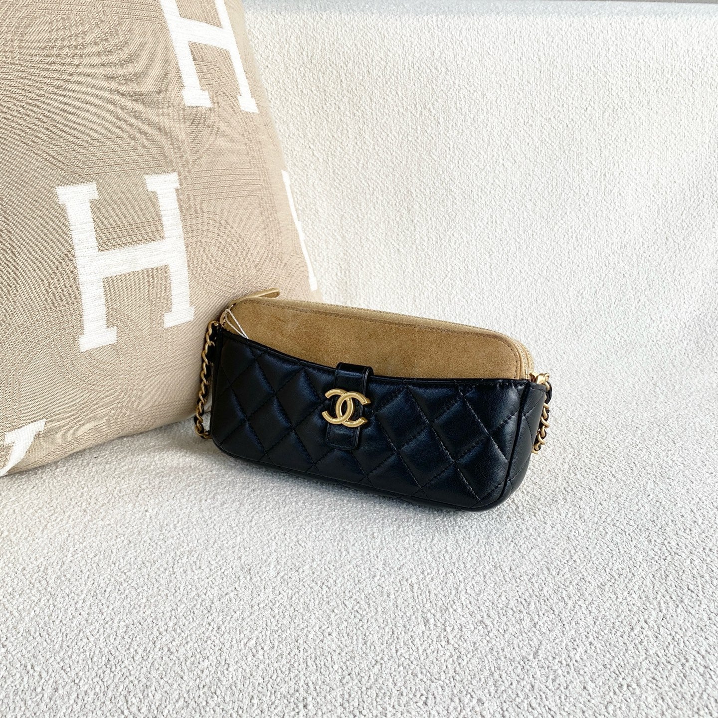 Chanel - Quilted Suede Phone Bag - Lambskin leather and suede - Black and Beige with Gold-Tone Hardware - (mini)