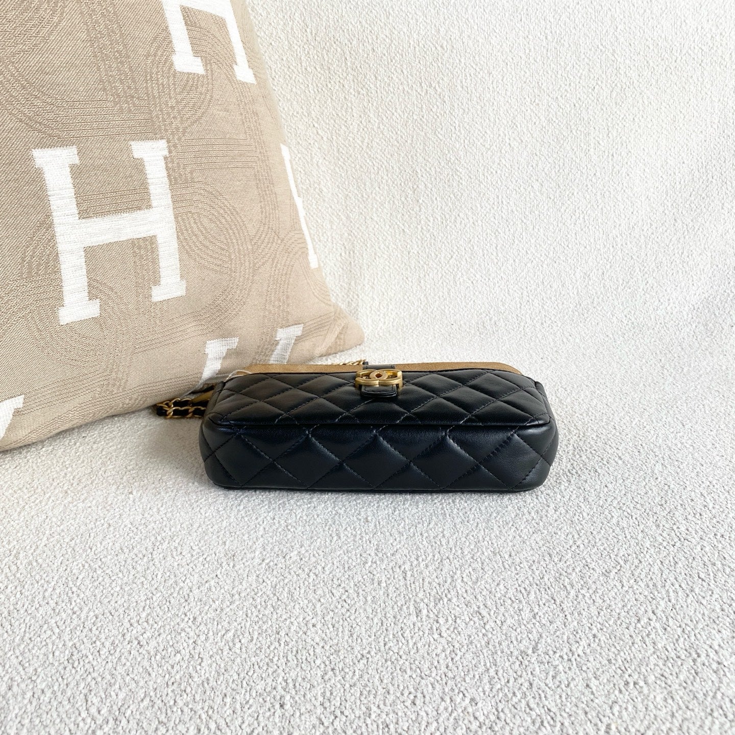 Chanel - Quilted Suede Phone Bag - Lambskin leather and suede - Black and Beige with Gold-Tone Hardware - (mini)