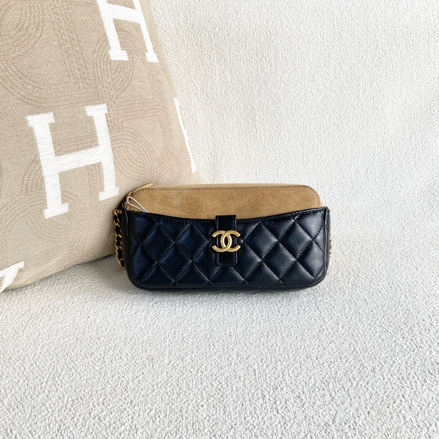 Chanel - Quilted Suede Phone Bag - Lambskin leather and suede - Black and Beige with Gold-Tone Hardware - (mini)