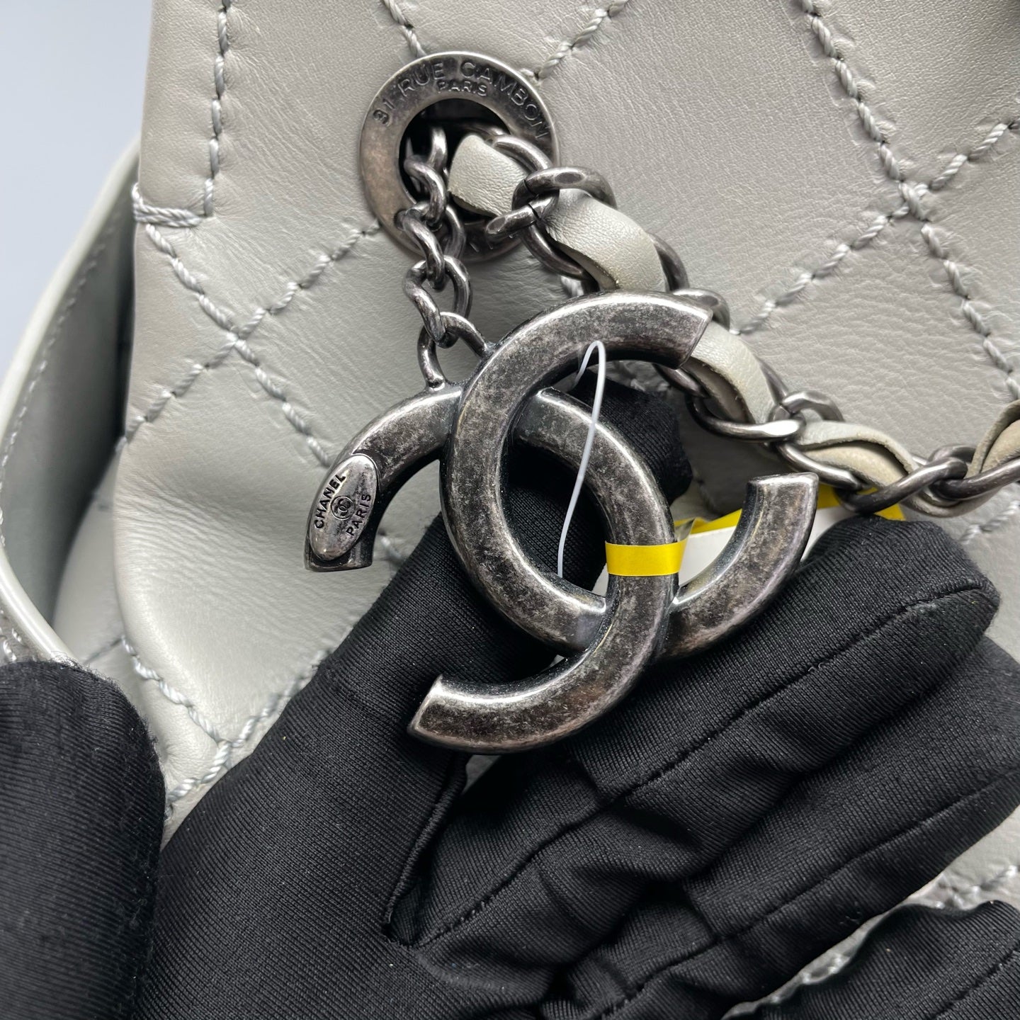 Chanel - Quilted Tote Bag - Leather - Grey - (medium)
