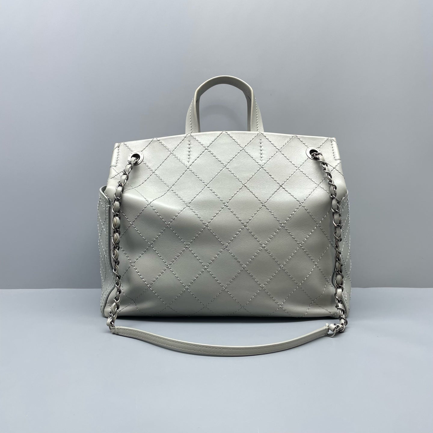 Chanel - Quilted Tote Bag - Leather - Grey - (medium)